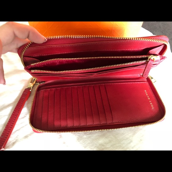 NWOT Tory Burch Robinson Passport Wallet - Picture 3 of 4